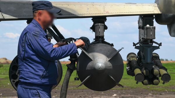 Máy bay trực thăng tấn công Ка-52 với tên lửa chống tăng Vikhr-1 tại chiến dịch quân sự - Sputnik Việt Nam