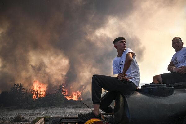Người dân địa phương trong thời gian cháy rừng trên đảo Rhodes của Hy Lạp. - Sputnik Việt Nam