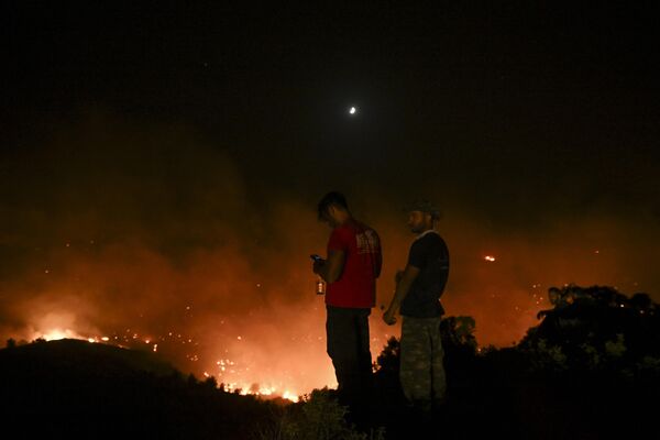 Người dân theo dõi đám cháy gần làng Malone trên đảo Rhodes, Hy Lạp. - Sputnik Việt Nam