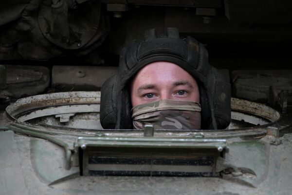 Thành viên kíp lái xe tăng T-90M &quot;Proryv&quot; của các đơn vị thuộc Quân khu Trung tâm Lực lượng vũ trang Liên bang Ngakhi phục vụ theo hướng Krasnyi Lyman trong LNR. - Sputnik Việt Nam
