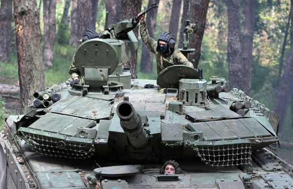 Xe tăng T-90M &quot;Proryv&quot; của các đơn vị thuộc Quân khu Trung tâm Lực lượng Vũ trang Liên bang Nga trong thời gian trở về căn cứ. - Sputnik Việt Nam