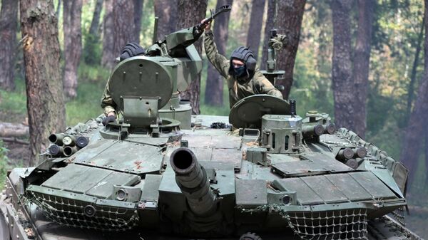 Xe tăng T-90M Proryv (Đột phá) của các đơn vị thuộc Quân khu Trung tâm Lực lượng Vũ trang Liên bang Nga trong thời gian trở về căn cứ - Sputnik Việt Nam