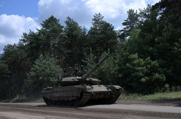 Xe tăng T-90M &quot;Proryv&quot; của các đơn vị thuộc Quân khu Trung tâm Lực lượng vũ trang Nga lên đường thực hiện nhiệm vụ chiến đấu theo hướng Krasnyi Lyman ở LNR. - Sputnik Việt Nam