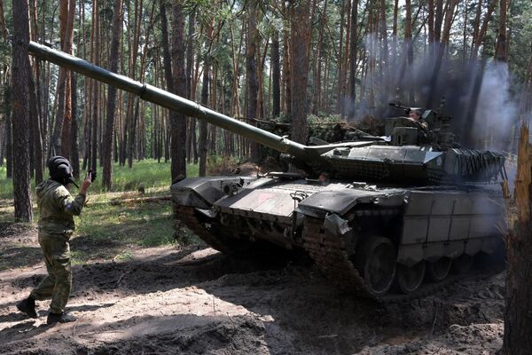 Xe tăng T-90M &quot;Proryv&quot; của các đơn vị thuộc Quân khu Trung tâm Lực lượng vũ trang ĐPQ lên đường thực hiện nhiệm vụ chiến đấu theo hướng Krasnyi Lyman ở LNR. - Sputnik Việt Nam
