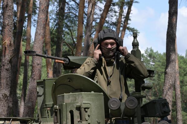 Thành viên kíp lái xe tăng T-90M &quot;Proryv&quot; của các đơn vị thuộc Quân khu Trung tâm Lực lượng vũ trang Nga trong quá trình trở về căn cứ. - Sputnik Việt Nam