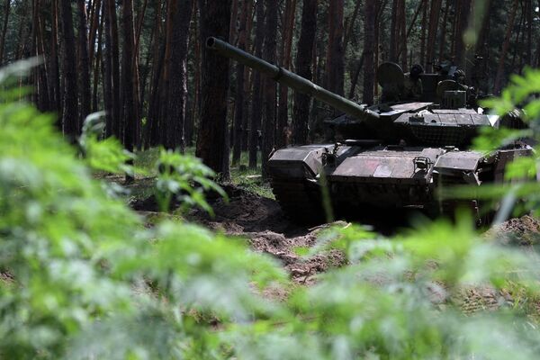 Xe tăng T-90M &quot;Proryv&quot; của các đơn vị thuộc Quân khu Trung tâm Lực lượng Vũ trang Nga lên đường thực hiện nhiệm vụ chiến đấu theo hướng Krasnyi Lyman ở LNR. - Sputnik Việt Nam