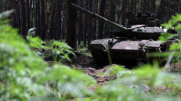 Xe tăng T-90M  Proryv (Đột phá) của các đơn vị thuộc Quân khu Trung tâm Lực lượng Vũ trang Nga lên đường thực hiện nhiệm vụ chiến đấu theo hướng Krasnolimansky ở LNR - Sputnik Việt Nam