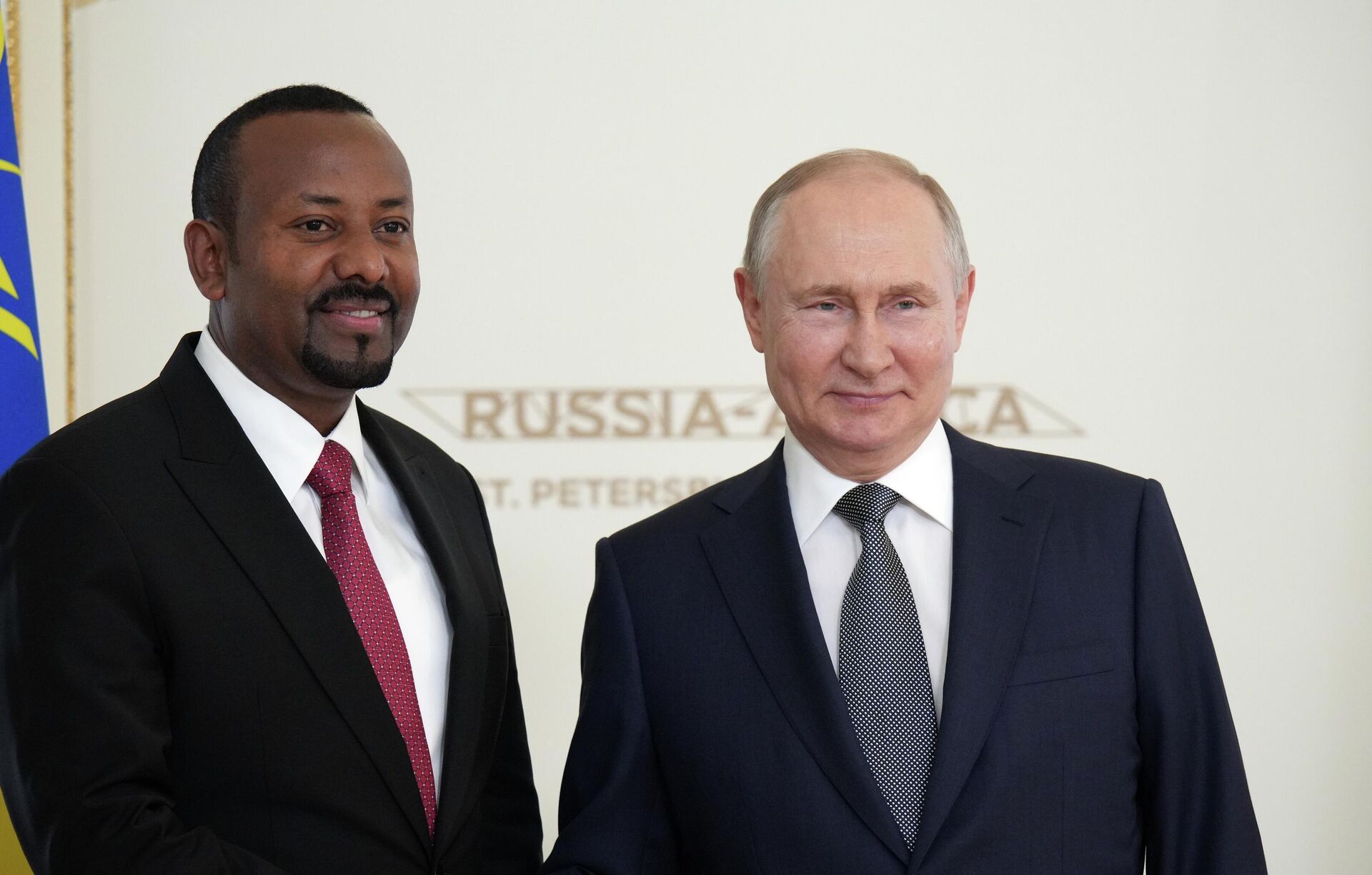 Thủ tướng Ethiopia Abiy Ahmed Ali và Tổng thống Nga Vladimir Putin trong cuộc gặp tại Diễn đàn Kinh tế và Nhân đạo Nga-Châu Phi - Sputnik Việt Nam, 1920, 26.07.2023