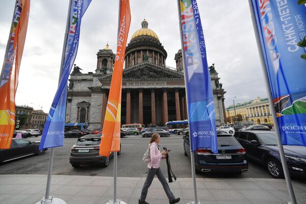 Biểu ngữ gần Nhà thờ St. Isaac chào mừng Hội nghị thượng đỉnh lần thứ 2, Diễn đàn Kinh tế và Nhân đạo Nga-Châu Phi ở St.Petersburg. - Sputnik Việt Nam