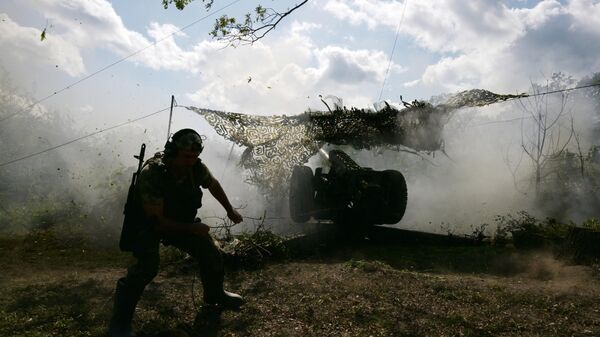 Một người lính của Quân đoàn 2 thuộc Cụm Lực lượng phía Nam bắn đạn pháo tuyên truyền từ lựu pháo D-30 vào các vị trí của Lực lượng Vũ trang Ukraina - Sputnik Việt Nam