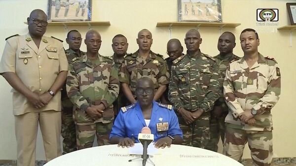 Người phát ngôn của Quân đội Niger, Thiếu tá Amadou Abdramane phát biểu trên truyền hình quốc gia sau khi Tổng thống Mohamed Bazoum bị giam giữ tại dinh Tổng thống ở Niamey, Niger - Sputnik Việt Nam