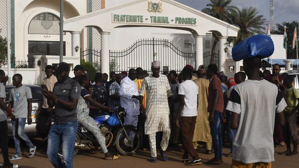 Người biểu tình tụ tập để phản đối việc bắt giữ Tổng thống Mohamed Bazoum bởi Lực lượng Bảo vệ Tổng thống ở Niamey - Sputnik Việt Nam