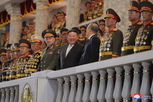 Cuộc duyệt binh ở Bình Nhưỡng kỷ niệm 70 năm ký hiệp định đình chiến trong Chiến tranh Triều Tiên. - Sputnik Việt Nam