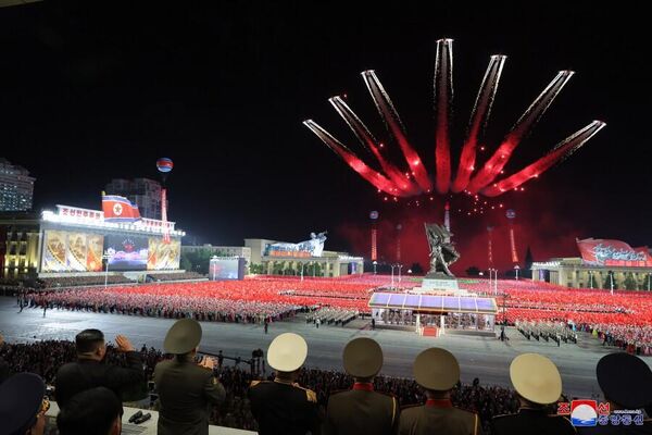 Cuộc duyệt binh ở Bình Nhưỡng kỷ niệm 70 năm ký hiệp định đình chiến trong Chiến tranh Triều Tiên. - Sputnik Việt Nam