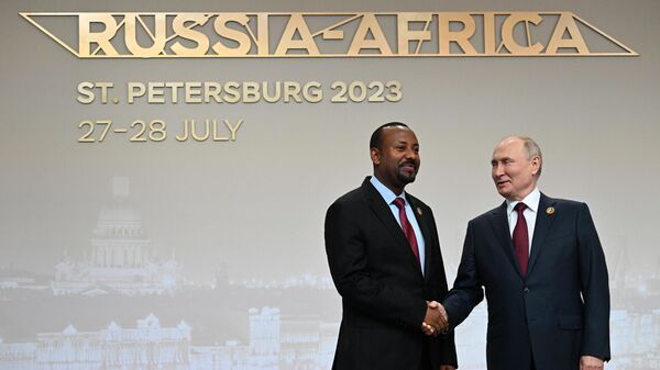 Tổng thống Nga Vladimir Putin và Thủ tướng Ethiopia Abiy Ahmed Ali tại Hội nghị thượng đỉnh Nga-châu Phi khai mạc tại St.Petersburg - Sputnik Việt Nam