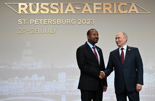 Tổng thống Nga Vladimir Putin và Thủ tướng Ethiopia Abiy Ahmed Ali tại Hội nghị thượng đỉnh Nga-châu Phi khai mạc tại St.Petersburg. - Sputnik Việt Nam