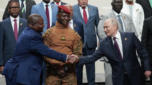 Tổng thống Nga Vladimir Putin tại Hội nghị thượng đỉnh Nga-châu Phi khai mạc tại St.Petersburg - Sputnik Việt Nam
