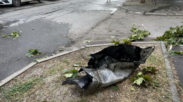 Mảnh xác tên lửa S-200 được chuyển đổi thành phiên bản tên lửa tấn công của Ukraina bị rơi trên đường phố Taganrog. - Sputnik Việt Nam