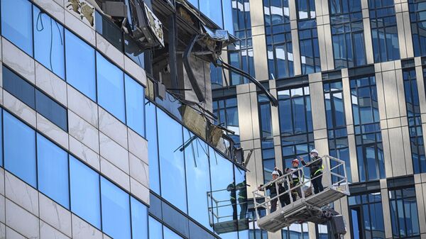 Các nhân viên cơ quan điều tra kiểm tra thiệt hại trong tòa nhà trung tâm thương mại Moskva City do cuộc tấn công của máy bay không người lái Ukraina. - Sputnik Việt Nam
