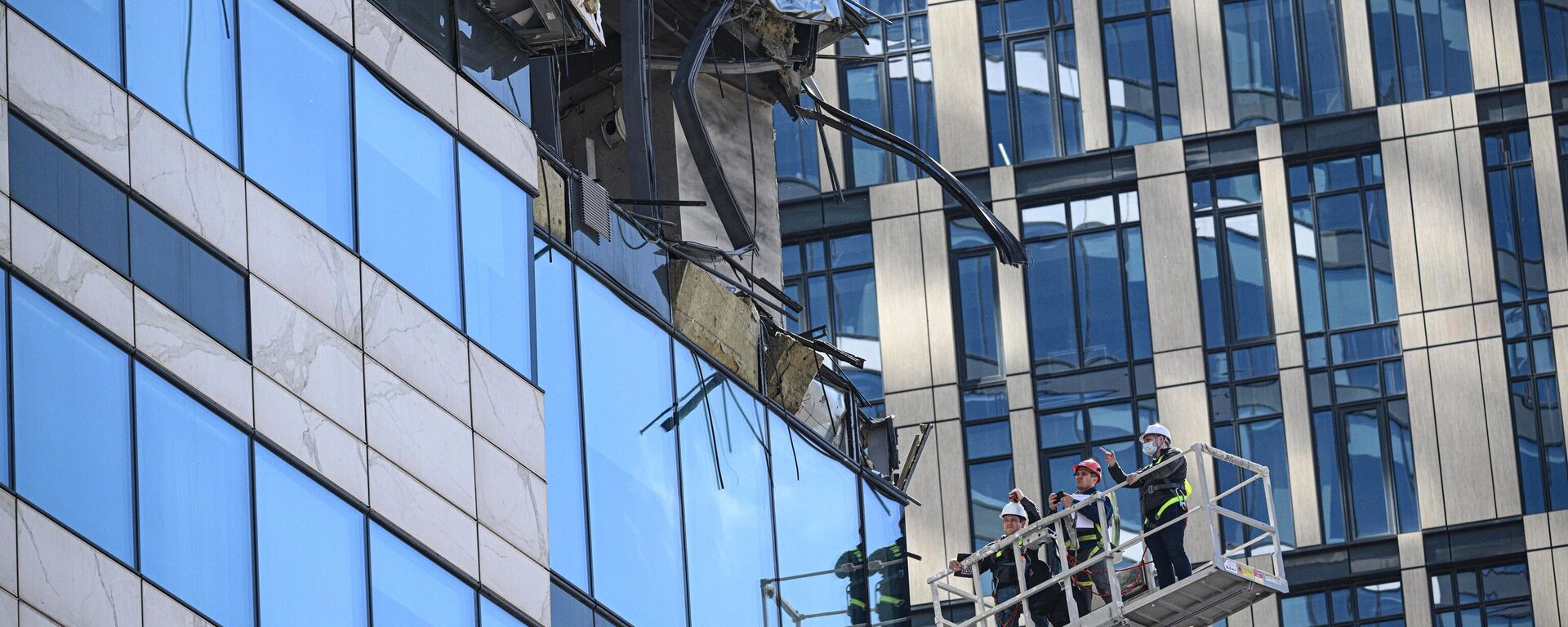 Các nhân viên cơ quan điều tra kiểm tra thiệt hại trong tòa nhà trung tâm thương mại Moskva City do cuộc tấn công của máy bay không người lái Ukraina. - Sputnik Việt Nam, 1920, 30.07.2023