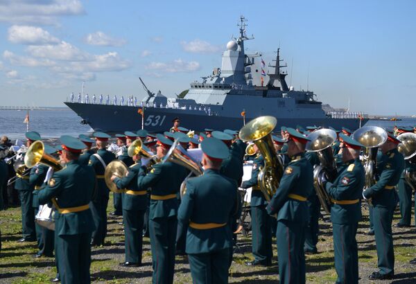 Tàu hộ tống cận vệ &quot;Soobrazitelny&quot; trong cuộc diễu hành Ngày Hải quân ở Vịnh Phần Lan ở Kronstadt. - Sputnik Việt Nam