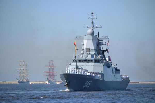 Tàu hộ tống &quot;Stoykiy&quot; tại cuộc diễu hành Ngày Hải quân ở Vịnh Phần Lan ở Kronstadt. - Sputnik Việt Nam