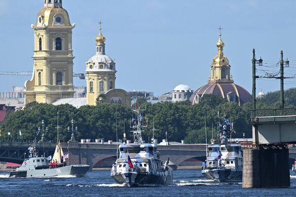 Tàu chuyên dụng Dự án 21980 &quot;Grachonok&quot; tại cuộc diễu hành vinh danh Ngày Hải quân Nga ở St. Petersburg. - Sputnik Việt Nam