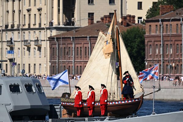 Những người tham gia tái hiện lịch sử trên tàu đổ bộ Alexei Barinov Dự án 11770 thuộc Hạm đội Baltic của Hải quân Nga tại cuộc diễu hành đánh dấu Ngày Hải quân Nga ở St. Petersburg. - Sputnik Việt Nam