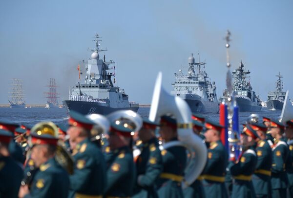 Tàu tại cuộc diễu hành nhân Ngày Hải quân ở ở Kronstadt, Vịnh Phần Lan. - Sputnik Việt Nam