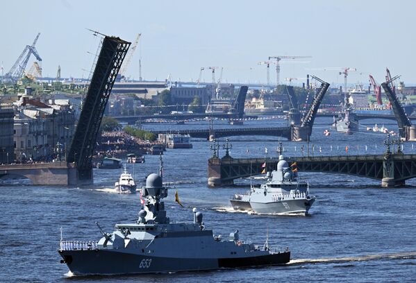 Tàu tên lửa nhỏ &quot;Uglich&quot; và &quot;Sovetsk&quot; (phải) tại Lễ duyệt binh đánh dấu Ngày Hải quân Nga ở St. Petersburg. - Sputnik Việt Nam