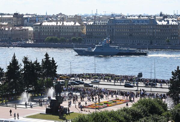 Tàu tên lửa nhỏ &quot;Sovetsk&quot; tại Lễ duyệt binh nhân Ngày Hải quân Nga ở St. Petersburg. - Sputnik Việt Nam