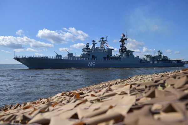 Tàu chống ngầm cỡ lớn &quot;Severomorsk&quot; trong cuộc duyệt binh nhân Ngày Hải quân Nga ở ở Kronstadt., vịnh Phần Lan. - Sputnik Việt Nam