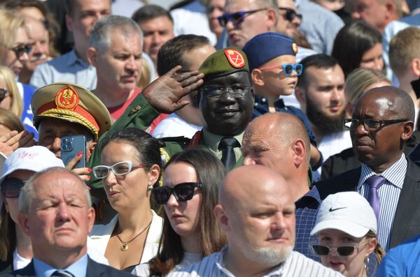 Cuộc diễu hành hải quân chính để vinh danh Ngày Hải quân Nga diễn ra tại St. Petersburg - Sputnik Việt Nam