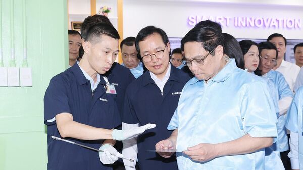 Thủ tướng Phạm Minh Chính thăm dây chuyền sản xuất thiết bị điện tử của Công ty TNHH Samsung Electronics Việt Nam. - Sputnik Việt Nam