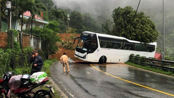 Xe khách lưu thông qua đèo Bảo Lộc bị bùn đất sạt lở suýt rơi xuống vực. - Sputnik Việt Nam