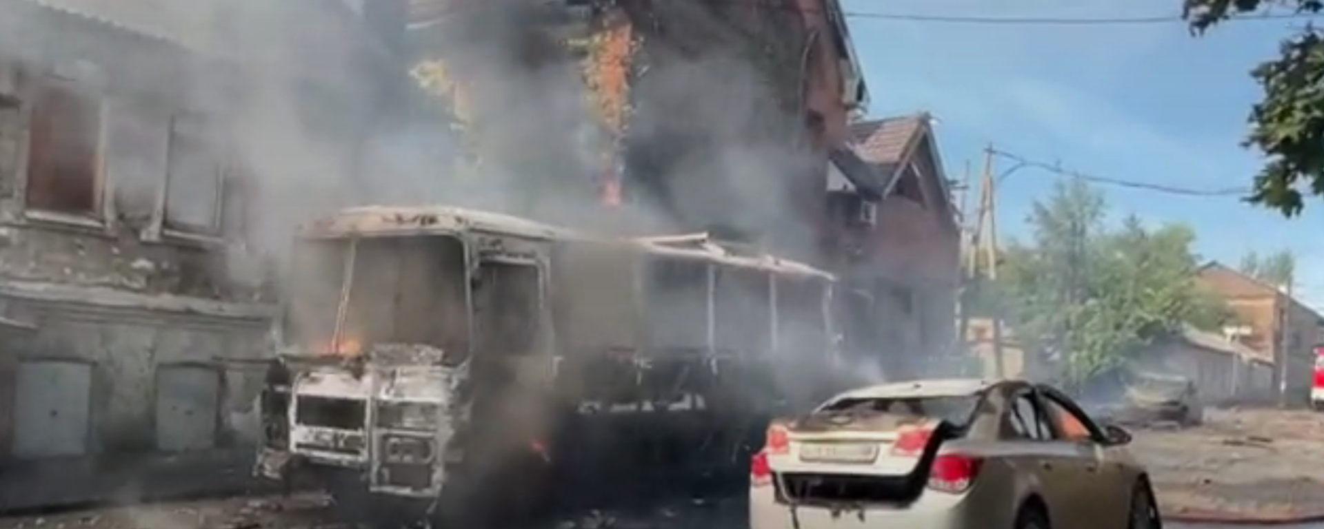 Một chiếc xe buýt bốc cháy ở trung tâm Donetsk do bị Ukraina pháo kích - Sputnik Việt Nam, 1920, 31.07.2023