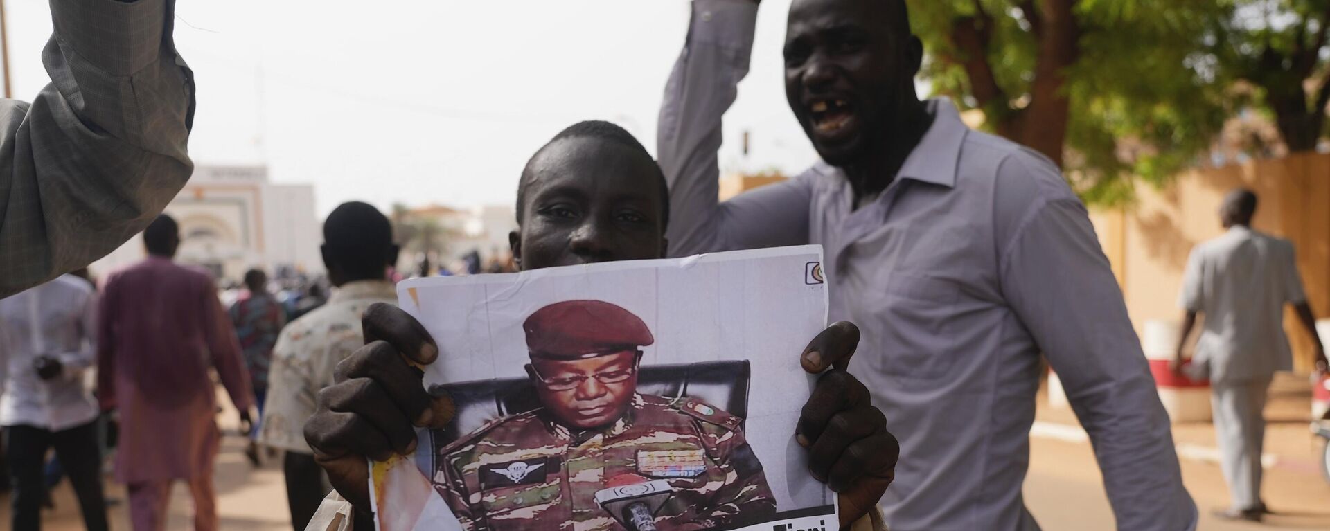 Người Nigeria tham gia cuộc tuần hành do những người ủng hộ thủ lĩnh cuộc đảo chính tổ chức, Tướng Gen. Abdourahmane Tchiani, ở Niamey - Sputnik Việt Nam, 1920, 02.08.2023