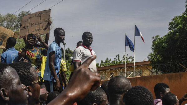 Người biểu tình tập trung trước đại sứ quán Pháp ở Niamey trong cuộc diễu hành ngày 30/7/2023 - Sputnik Việt Nam