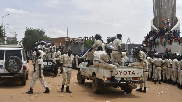 Các sĩ quan cảnh sát Nigeria theo dõi một cuộc biểu tình của những người ủng hộ ủng hộ chính quyền Nigeria ở Niamey - Sputnik Việt Nam