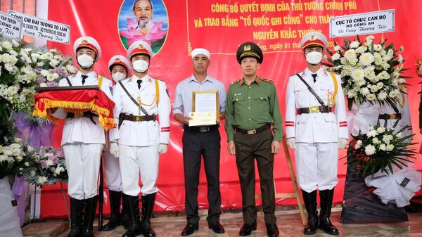 Trao quyết định thăng cấp bậc hàm và Bằng Tổ quốc ghi công cho 3 liệt sĩ hy sinh trên đèo Bảo Lộc - Sputnik Việt Nam