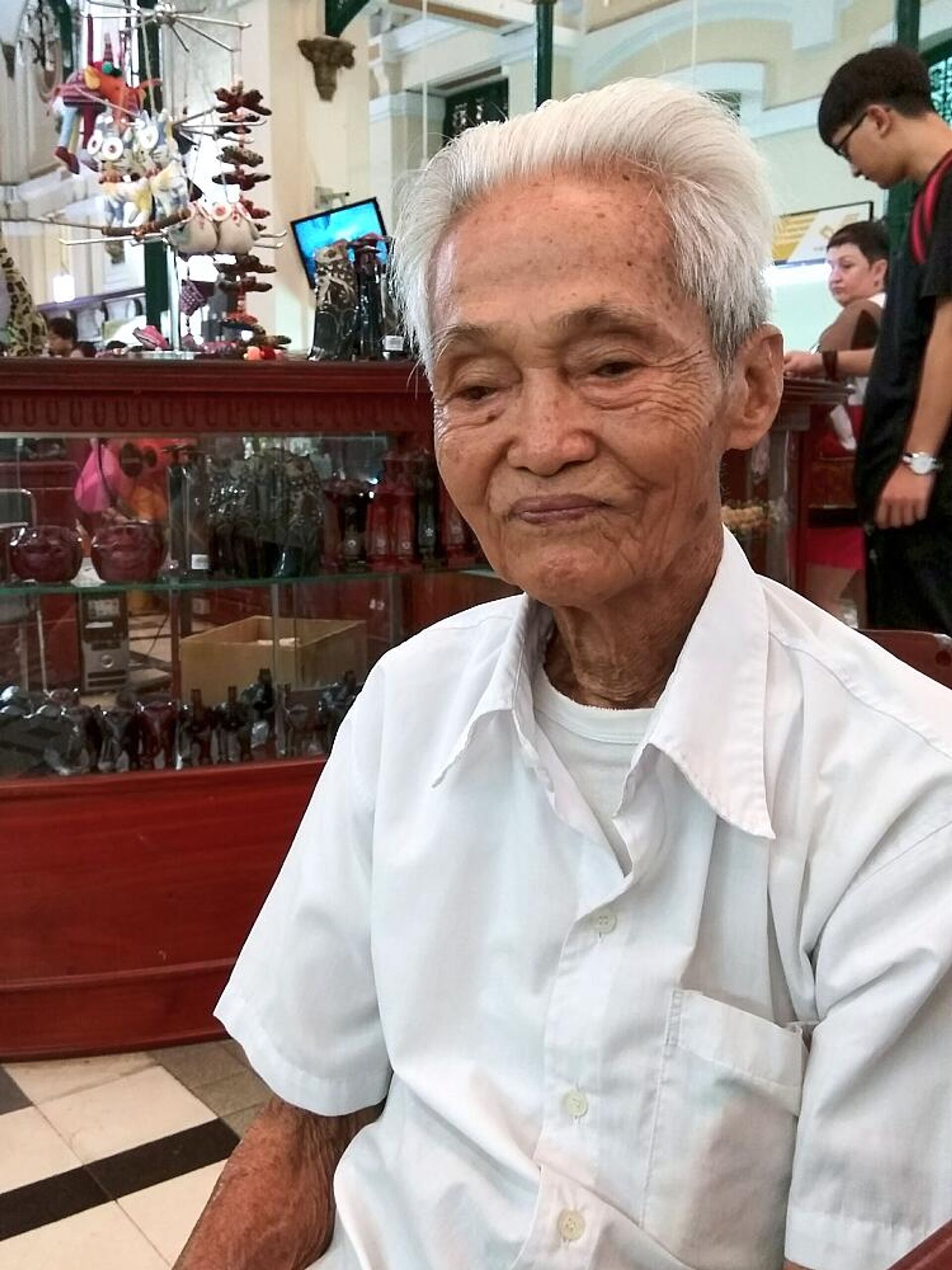 Ông Dương Văn Ngộ tại Bưu điện thành phố HCM, tháng 8 năm 2017  - Sputnik Việt Nam, 1920, 02.08.2023