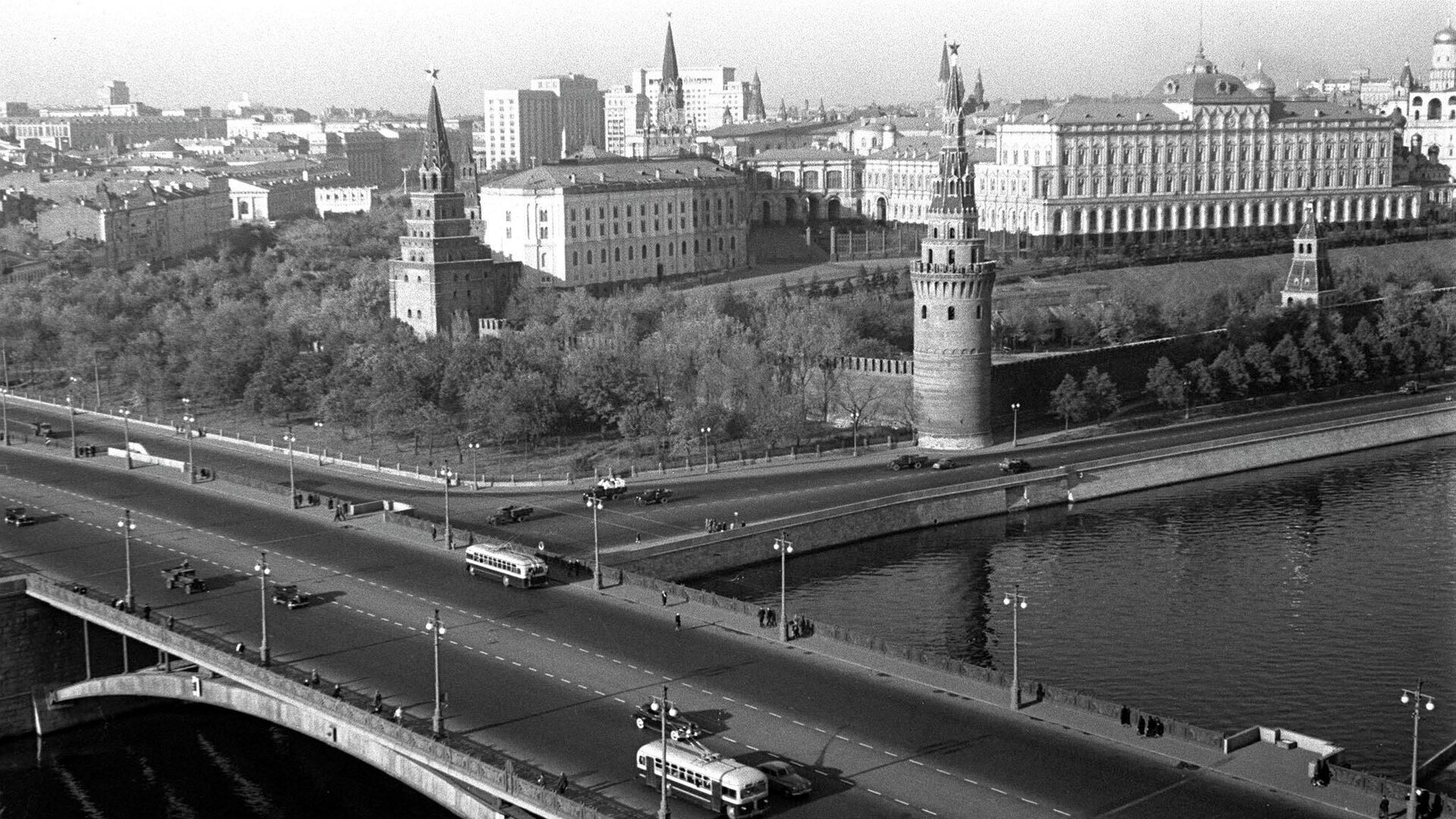 Quang cảnh điện Kremlin Moscow và cầu Bolshoy Kamenny bắc qua sông Moskva.  - Sputnik Việt Nam, 1920, 07.08.2023