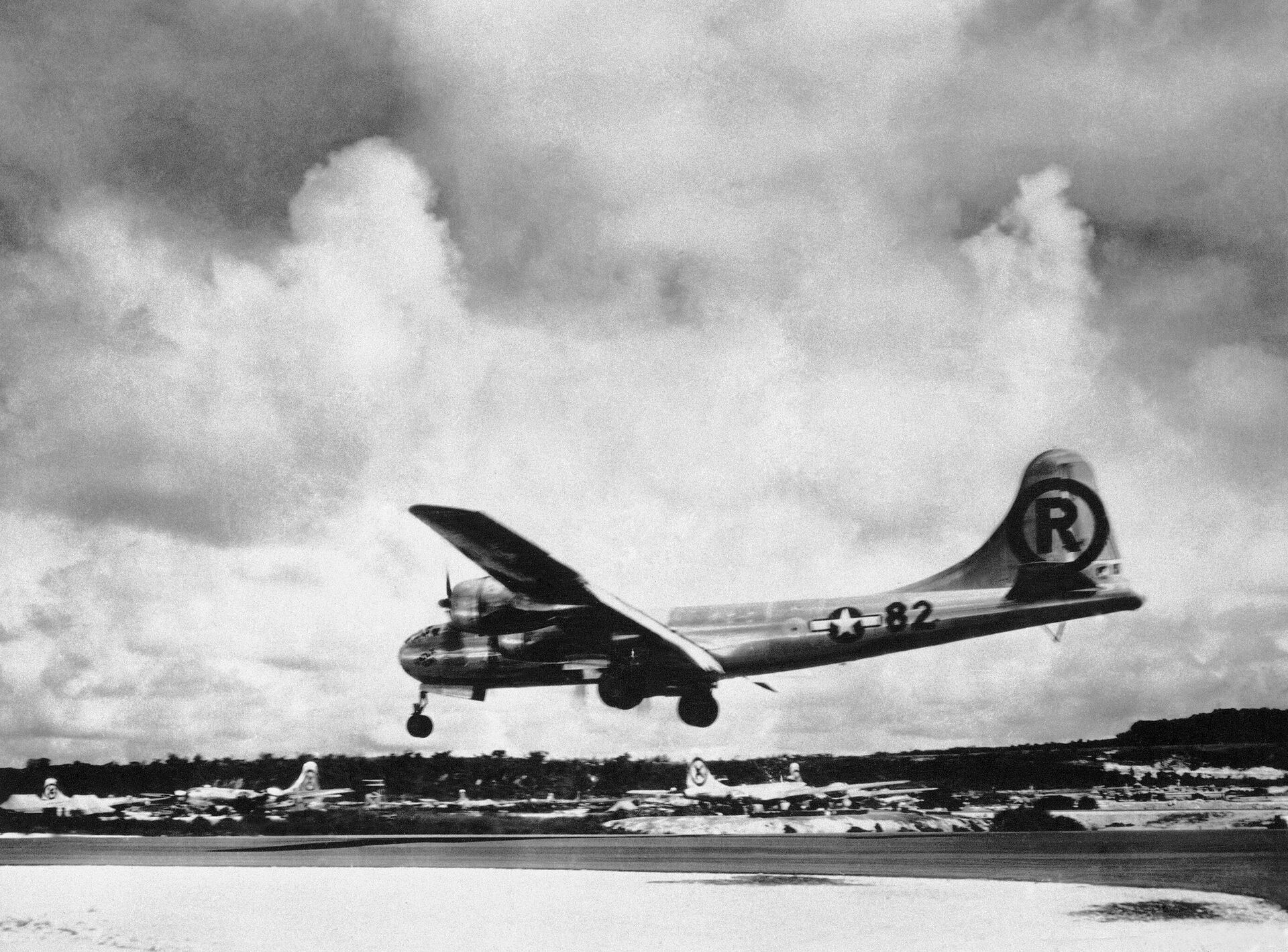 Máy bay Mỹ B-29 Superfortress Enola Gay hạ cánh xuống Tinian, Quần đảo Bắc Mariana, sau khi ném bom nguyên tử xuống thành phố Hiroshima của Nhật Bản - Sputnik Việt Nam, 1920, 04.08.2023