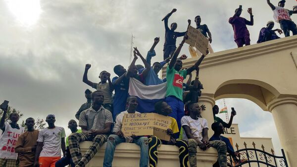 Những người ủng hộ phiến quân quân sự trong một cuộc biểu tình ở Niamey, Niger - Sputnik Việt Nam