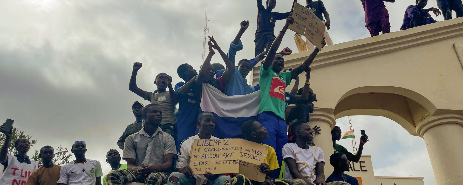 Những người ủng hộ phiến quân quân sự trong một cuộc biểu tình ở Niamey, Niger - Sputnik Việt Nam, 1920, 31.10.2023