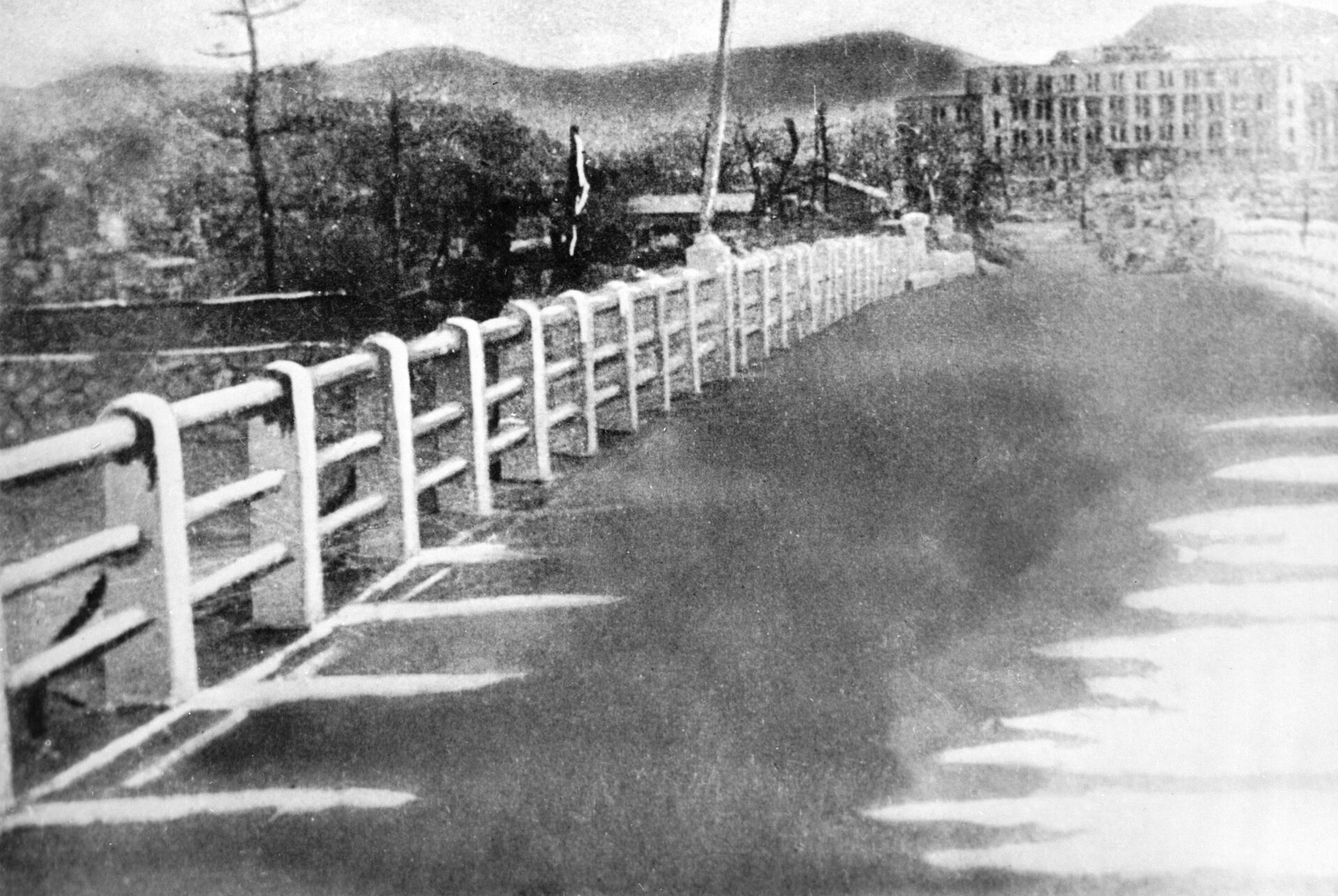 Bóng của cây cầu ở thành phố Hiroshima sau vụ ném bom hạt nhân - Sputnik Việt Nam, 1920, 06.08.2023