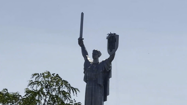 Kiev lắp đặt cây đinh ba trên tượng đài Mẹ Tổ quốc - Sputnik Việt Nam