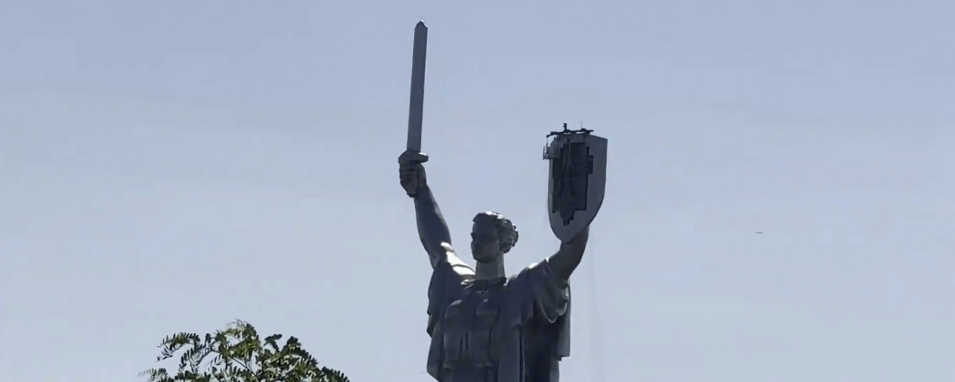 Kiev lắp đặt cây đinh ba trên tượng đài Mẹ Tổ quốc - Sputnik Việt Nam, 1920, 07.08.2023