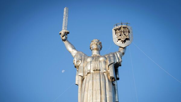 Рабочие устанавливают герб Украины на монумент Родина-мать в Киеве - Sputnik Việt Nam