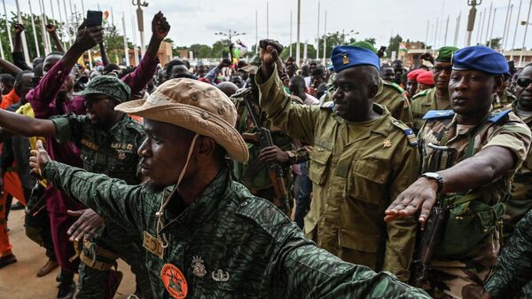 Những người lính Niger trong một cuộc biểu tình đảo chính quân sự tại sân vận động ở Niamey - Sputnik Việt Nam